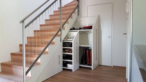 Встроенные шкафы под лестницей: виды, фасады, сочетание со стилями