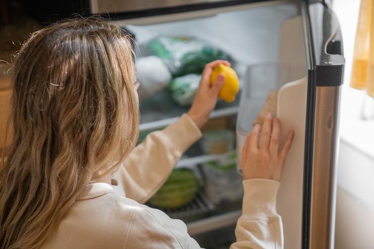 Сэкономит время и бюджет: простой секрет организации холодильника