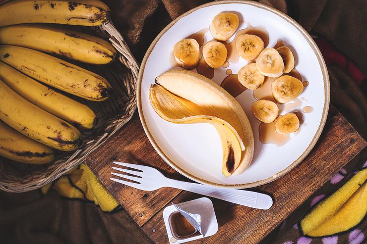 4 крутых способа использования банановой кожуры на вашем огороде