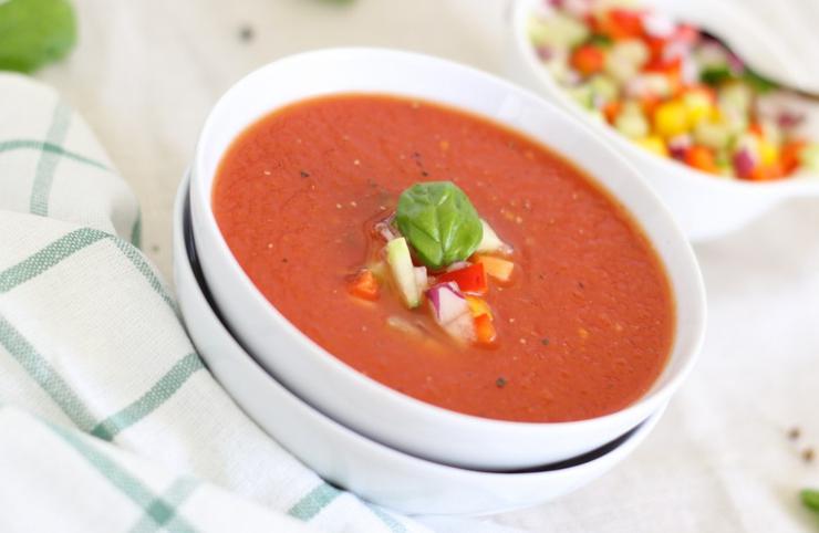 Не только окрошка и гаспачо: 6 холодных супов, которые спасут от жары
