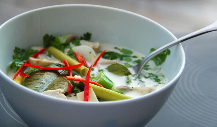 Не только окрошка и гаспачо: 6 холодных супов, которые спасут от жары