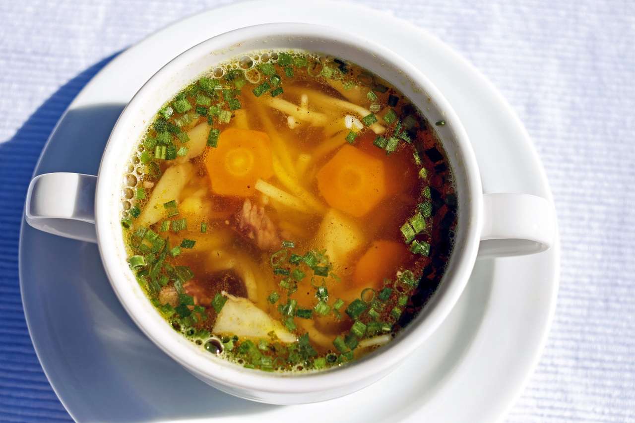 Яркие, сытные, ароматные: 5 необычных супов для холодной погоды