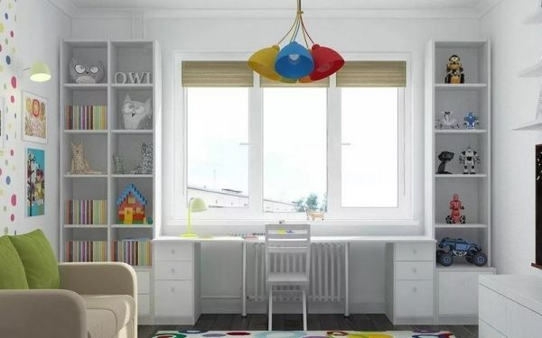 Как организовать удобную рабочую зону у окна в детской комнате