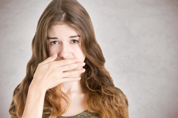 Ополаскиватели и жвачки не помогут: неприятный запах изо рта. Причины неприятного запаха изо рта