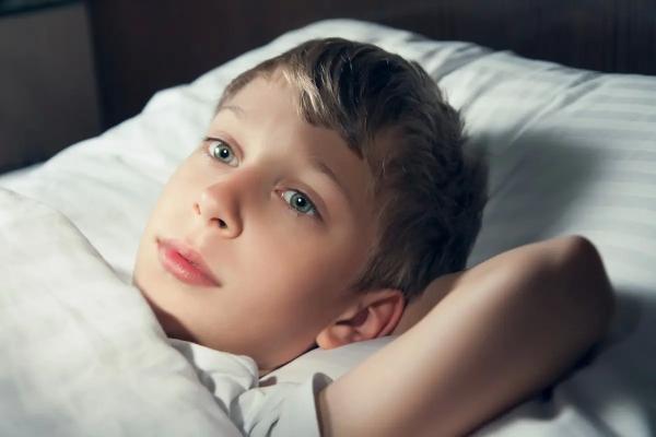 Сколько нужно спать школьнику? Как уложить ребенка спать вовремя?