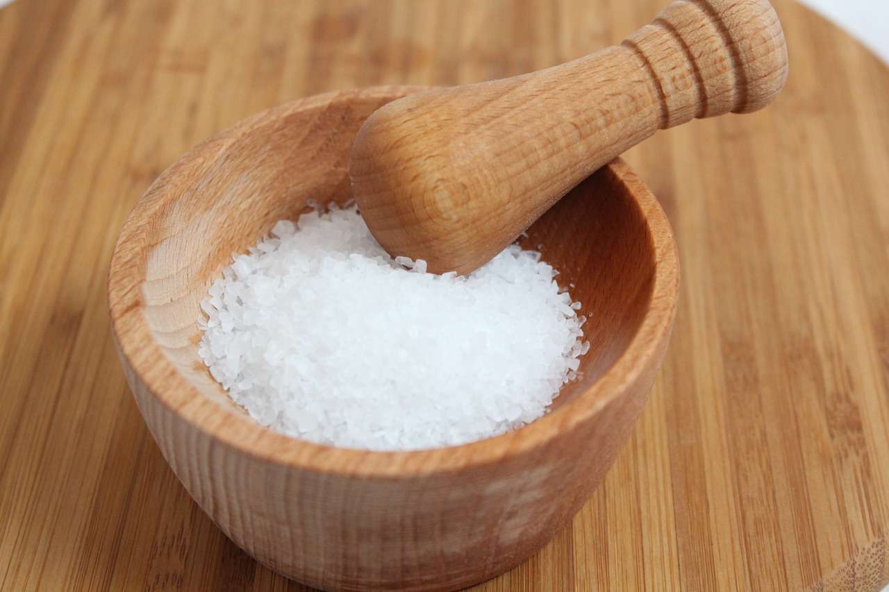 7 лайфхаков с солью, которые облегчат быт