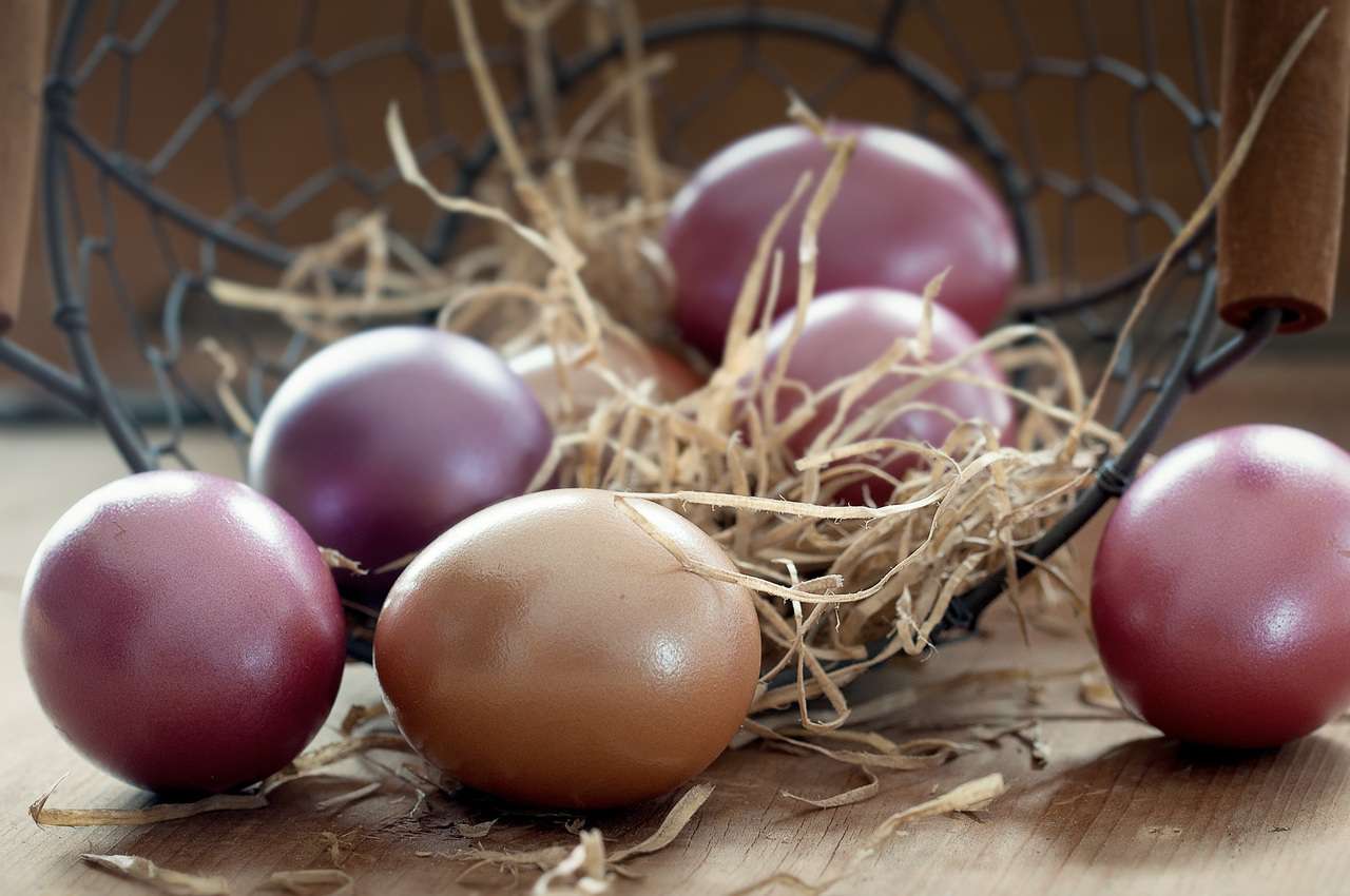 Каркаде, куркума, свекла: как покрасить яйца привычными продуктами